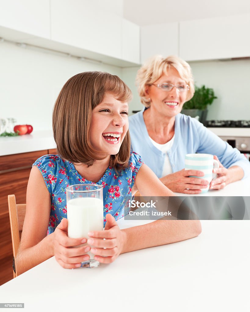 Süßes Mädchen mit Milch - Lizenzfrei 10-11 Jahre Stock-Foto