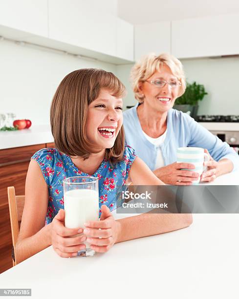 Rapariga Engraçada Com Leite - Fotografias de stock e mais imagens de 10-11 Anos - 10-11 Anos, 60-64 anos, 8-9 Anos