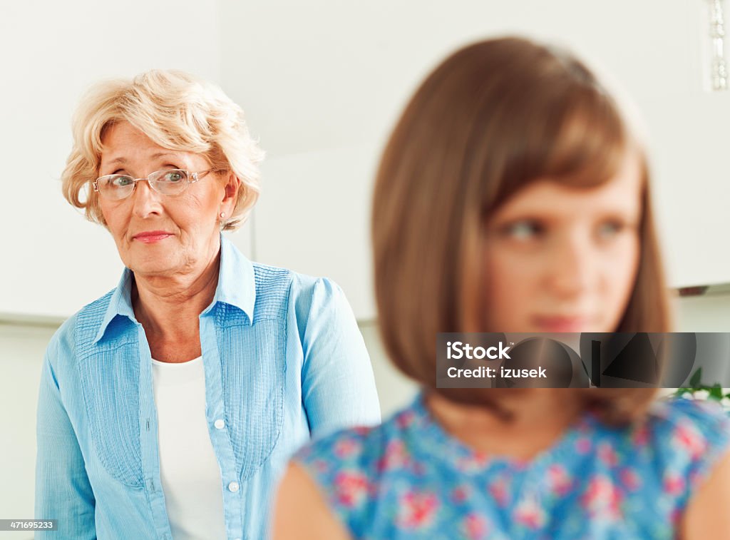 Konflikt zwischen Großmutter und Enkelkind - Lizenzfrei Großmutter Stock-Foto
