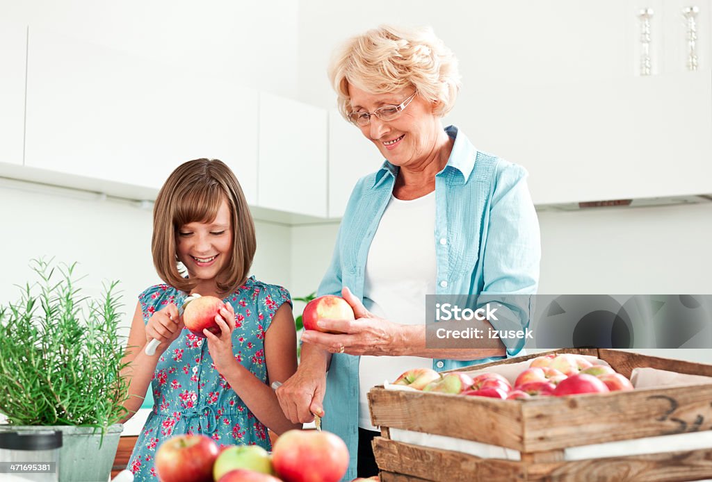 Babcia i Wnuczka obieranie jabłka - Zbiór zdjęć royalty-free (10-11 lat)
