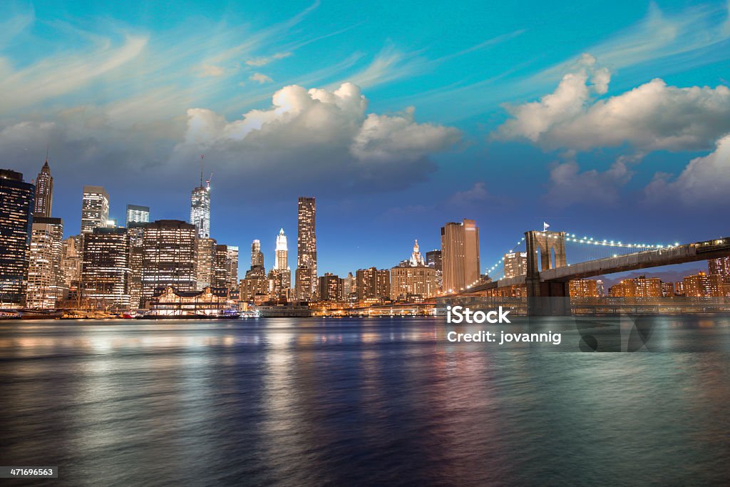 Una espectacular vista del atardecer de horizonte de lower Manhattan de Brooklyn - Foto de stock de Agua libre de derechos