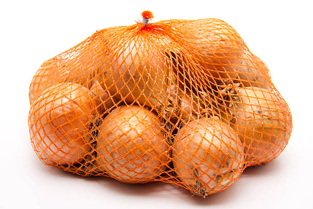 oignons dans le net - onion bag netting vegetable photos et images de collection