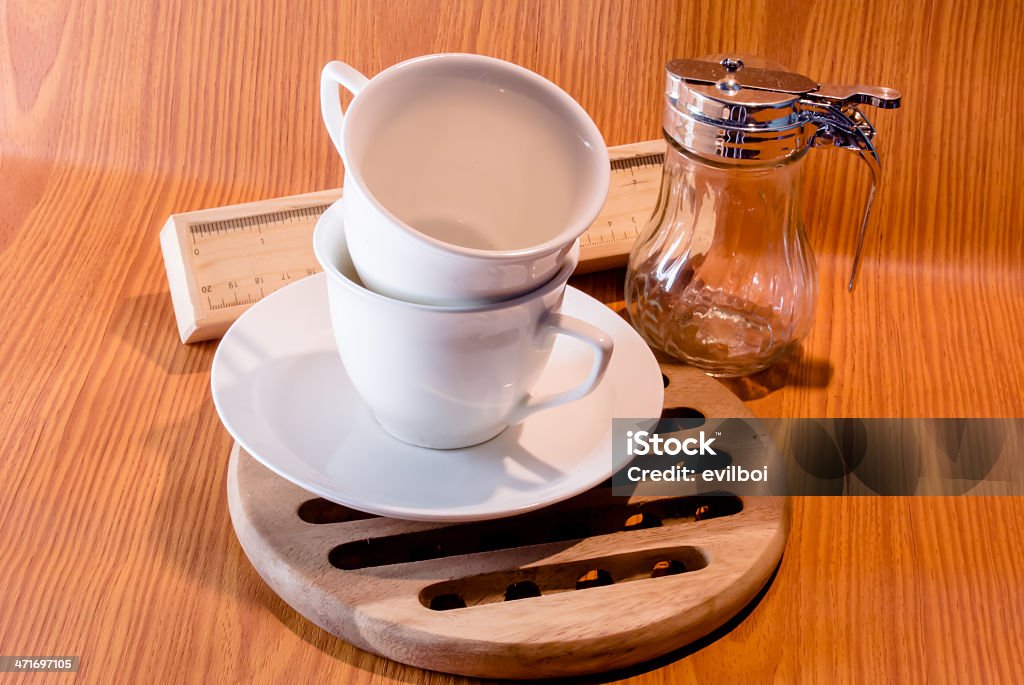 Пустой чашкой кофе на деревянных подставок для чашек - Стоковые фото Без людей роялти-фри