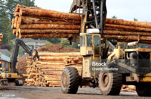 Log Yard Stockfoto und mehr Bilder von Ausrüstung und Geräte - Ausrüstung und Geräte, Bauholz, Baum
