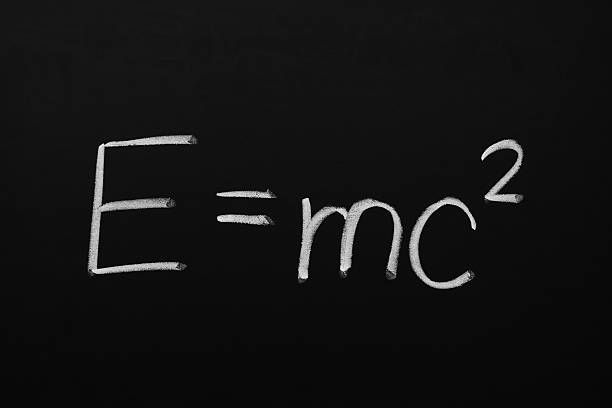 e = mc2 формула на доске - e=mc2 стоковые фото и изображения