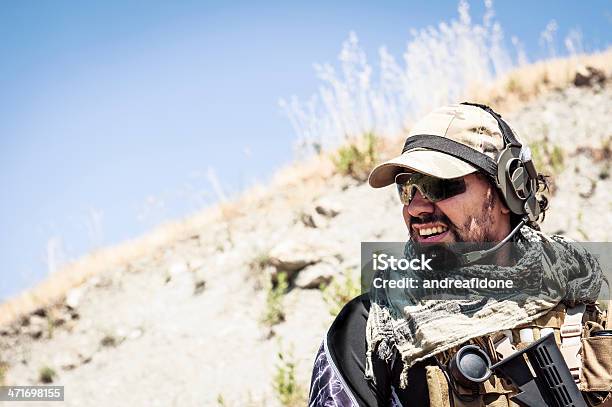 Letra Moderno Soldado Empreiteiro Looks Cansado E Preocupado - Fotografias de stock e mais imagens de Adulto