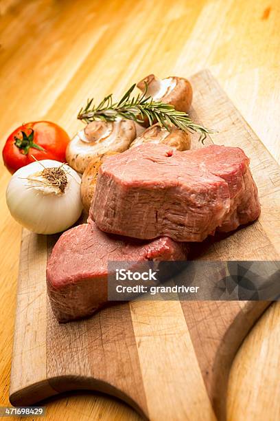 Rohe Rindfleischfilet Mignon Stockfoto und mehr Bilder von Bildkomposition und Technik - Bildkomposition und Technik, Estragon, Farbbild