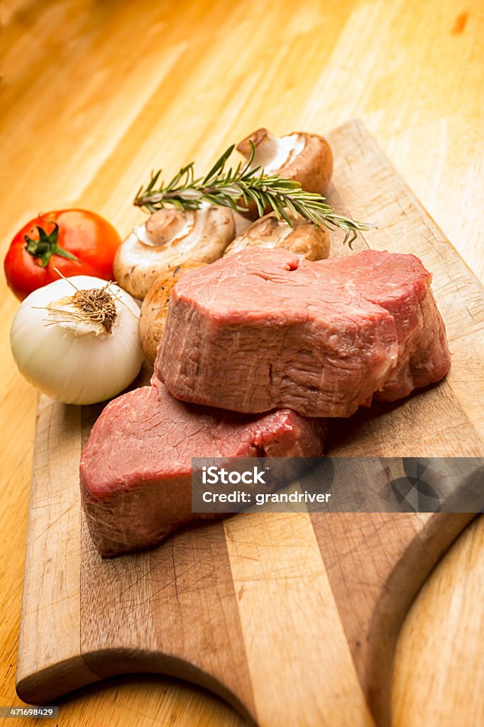 Carne bovina cruda Filet Mignon - Foto stock royalty-free di Bistecca di manzo