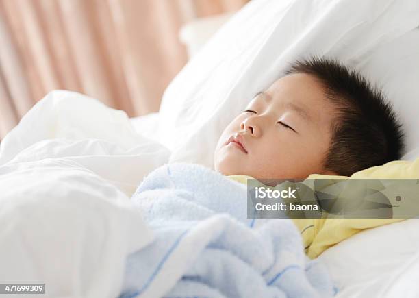 Niño Durmiendo Foto de stock y más banco de imágenes de 2-3 años - 2-3 años, Acostado, Amarillo - Color