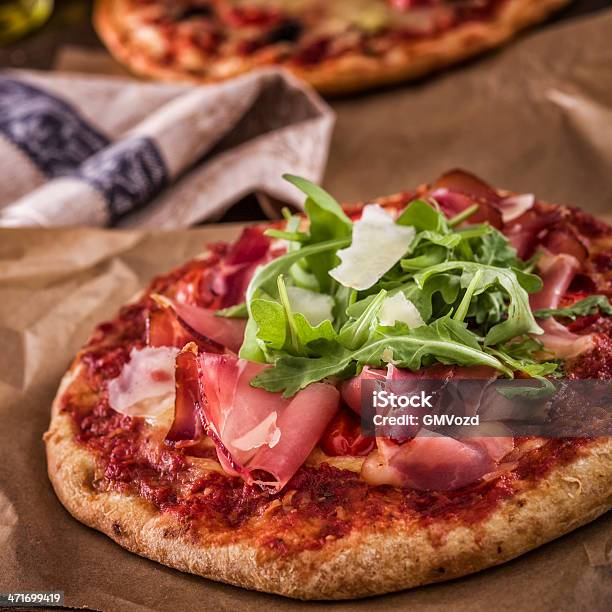 Pizzaprosciutto Stockfoto und mehr Bilder von Pizza - Pizza, Serrano-Schinken, Fladenbrot