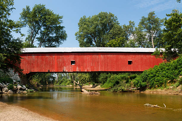 Oakalla Bridge The Oakalla Covered Bridge crosses Big Walnut Creek in Putnam County, Indiana. The covered bridge with bright red weathered siding was built in 1898. indiana covered bridge stock pictures, royalty-free photos & images