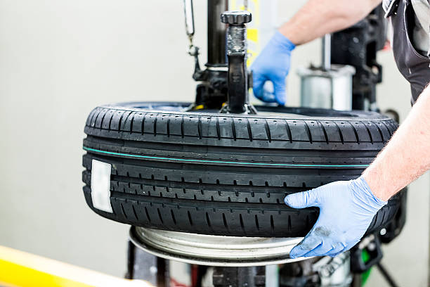 tire cambio - adult manual worker automobile industry transportation fotografías e imágenes de stock