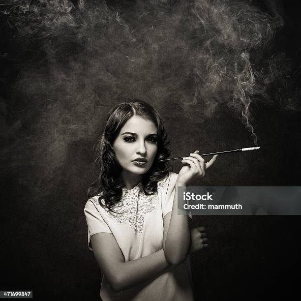 흡엽 젊은 여자빈티지 스타일 관능에 대한 스톡 사진 및 기타 이미지 - 관능, 담배, 화려함