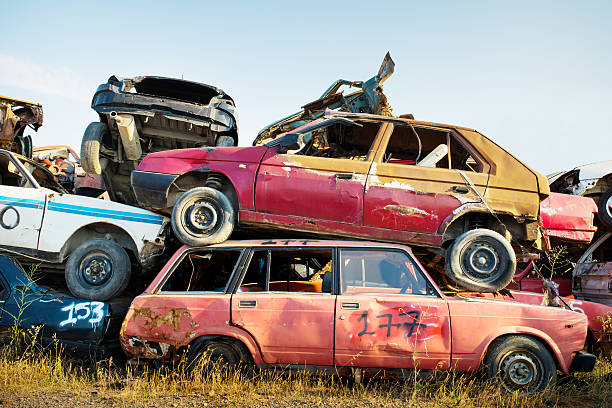 スクラ��ップ車 - car old rusty scrap metal ストックフォトと画像