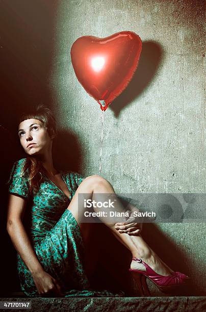 Jovem Mulher - Fotografias de stock e mais imagens de Adulto - Adulto, Arte, Cultura e Espetáculo, Azul