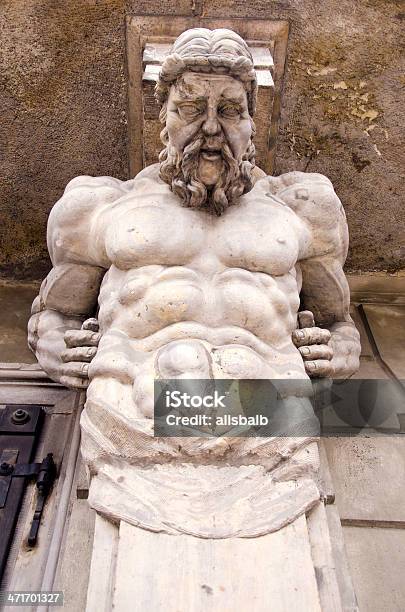 Casa Histórica Telamon De La Columna Foto de stock y más banco de imágenes de Estatua - Estatua, Adulto, Aire libre