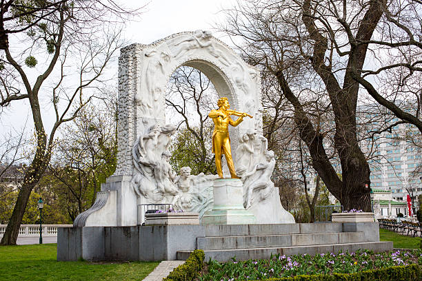 estátua de johann strauss, stadtpark em viena, áustria - vienna austria statue johann strauss statue - fotografias e filmes do acervo