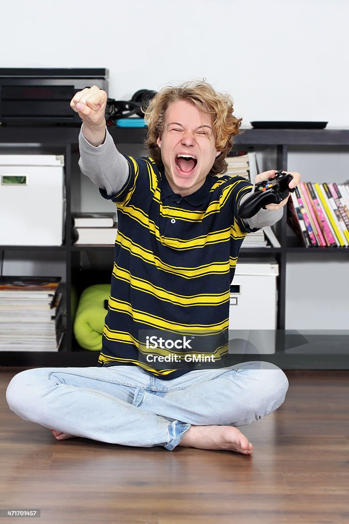 エネルギー 10 代の少年がゲーム、彼の fist.Winner パンプス - 1人のロイヤリティフリーストックフォト