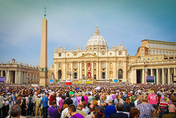 Easter Sunday - Rome, Italy Rome, Italy - April 24, 2011: Crowds gather outside St. Peter's Basillica in Rome to hear the Pope speak on Easter Sunday. easter sunday photos stock pictures, royalty-free photos & images