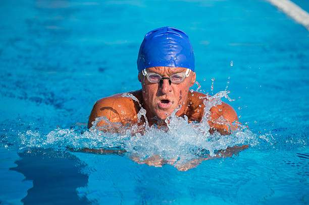 uomo anziano al seno ictus - splashing color image front view head and shoulders foto e immagini stock