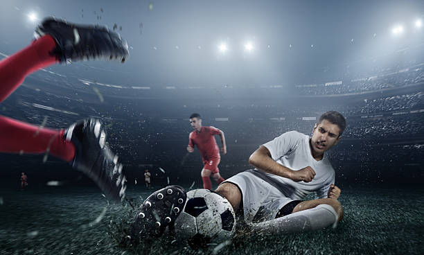 fußball spieler treten kugel im stadion - soccer shoe soccer player kicking soccer field stock-fotos und bilder