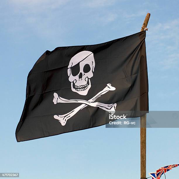 Foto de Bandeira De Pirata Com O Vento Contra Um Céu Azul e mais fotos de stock de Acenar - Acenar, Azul, Bandeira