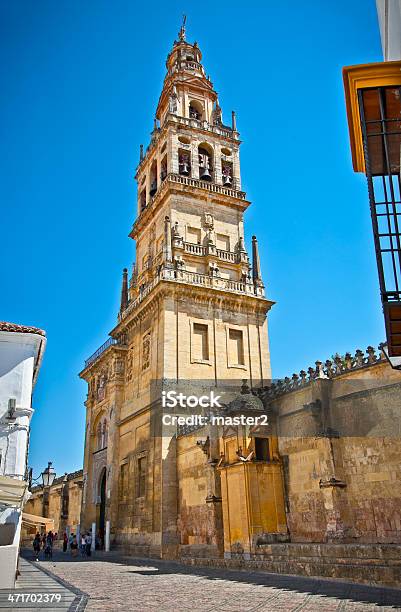 Foto de Torre Com Sino De Mezquita E A Catedral De Córdoba Espanha e mais fotos de stock de Adulto