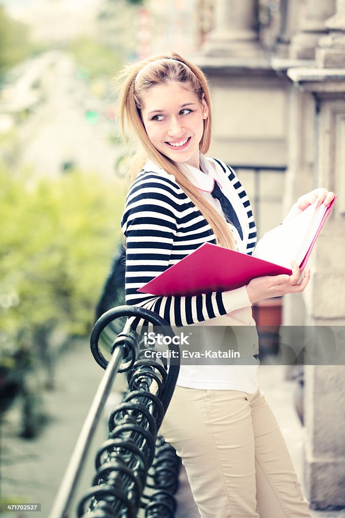 Adolescente alegre leitura - Foto de stock de 16-17 Anos royalty-free