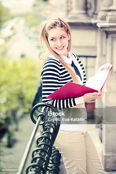 Foto de Adolescente Alegre Leitura e mais fotos de stock de 16-17 Anos - 16-17 Anos, 20 Anos, Adolescente