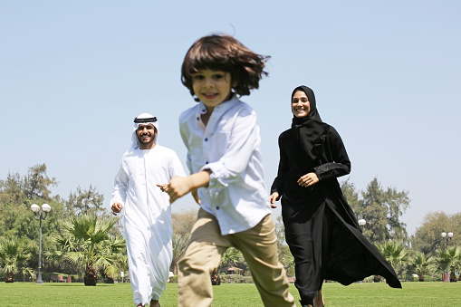 Arab familia disfruta de su tiempo libre en el parque photo