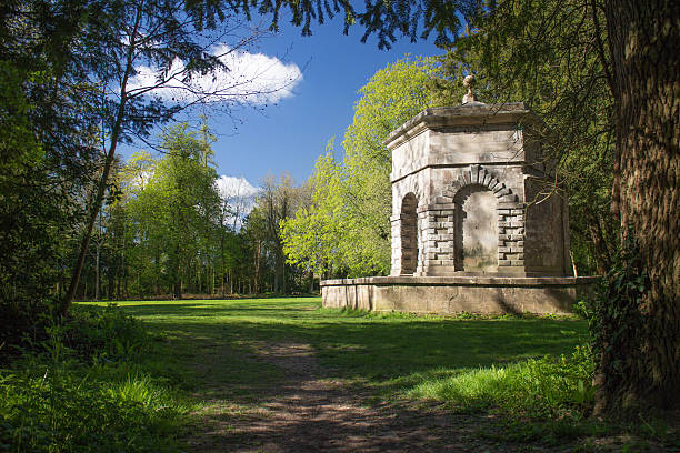 istock Folly in the grounds of Cirencester Park, England 471703546