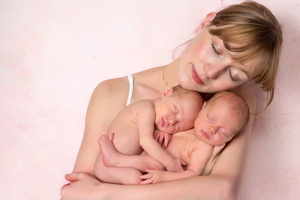 mãe com bebê recém-nascido, camas de solteiro - multiple birth - fotografias e filmes do acervo