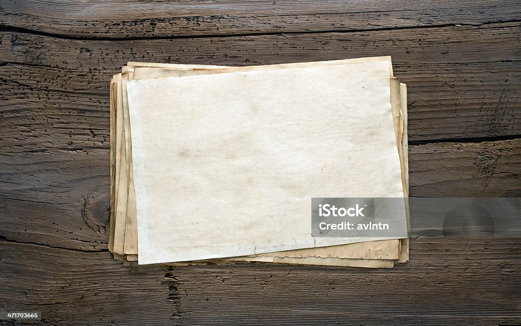 old paper su sfondo in legno - Foto stock royalty-free di Antico - Vecchio stile