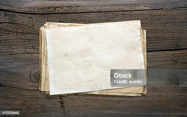 Old Paper Su Sfondo In Legno - Fotografie stock e altre immagini di Antico - Vecchio stile - Antico - Vecchio stile, Carta, Catasta