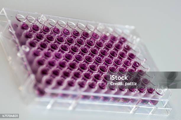 Foto de Tubos De Ensaio e mais fotos de stock de Artigos de Vidro de Laboratório - Artigos de Vidro de Laboratório, Biologia, Bioquímica