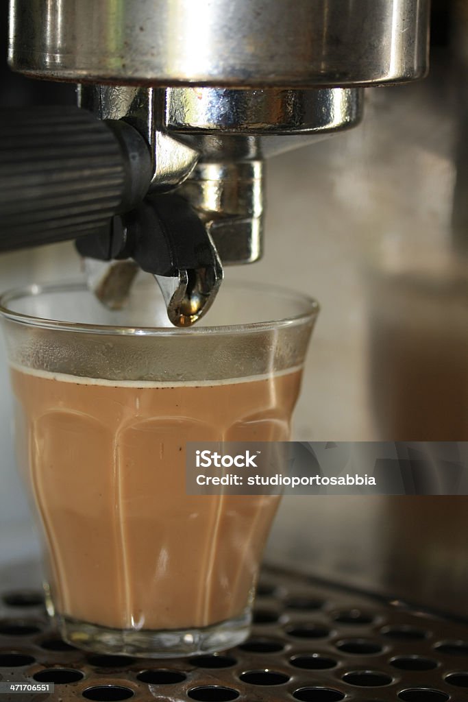 Latte macchiato w ramach Ekspres do espresso - Zbiór zdjęć royalty-free (Barista)