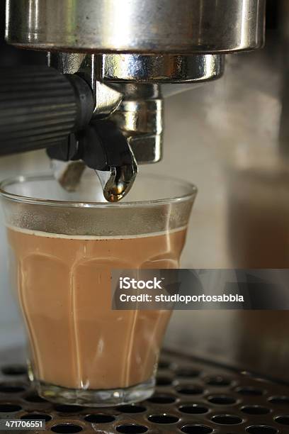 Latte Macchiato W Ramach Ekspres Do Espresso - zdjęcia stockowe i więcej obrazów Barista - Barista, Bita śmietana, Bity