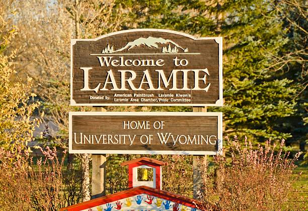 ワイオミング州ララミーへようこそ。 - laramie ストックフォトと画像