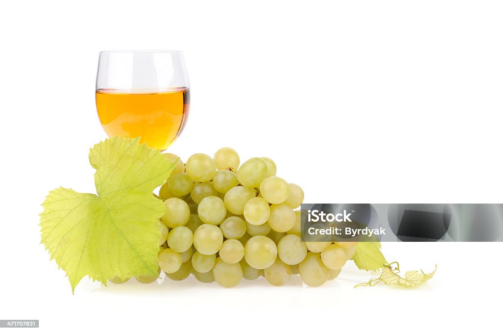 Branch Weintrauben und einem Glas Wein - Lizenzfrei Alkoholisches Getränk Stock-Foto