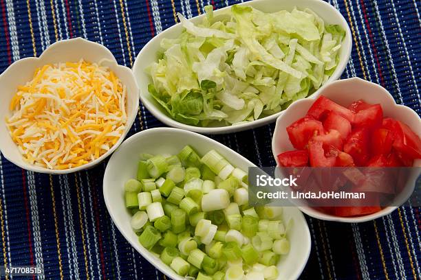 Queso Y Las Verduras Foto de stock y más banco de imágenes de Cuenco - Cuenco, Lechuga, Rallado