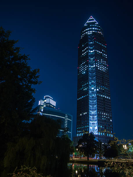 trade fair tower, messeturm, na exposição site de frankfurt - messeturn tower - fotografias e filmes do acervo