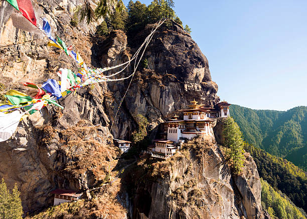 tiger nest - bhutan himalayas buddhism monastery stock-fotos und bilder