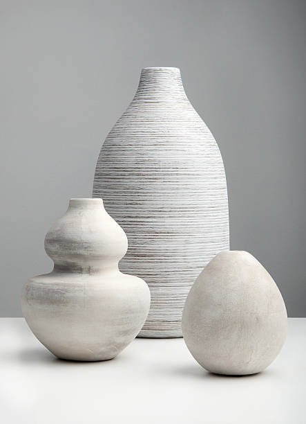 vases blancs - ceramics photos et images de collection