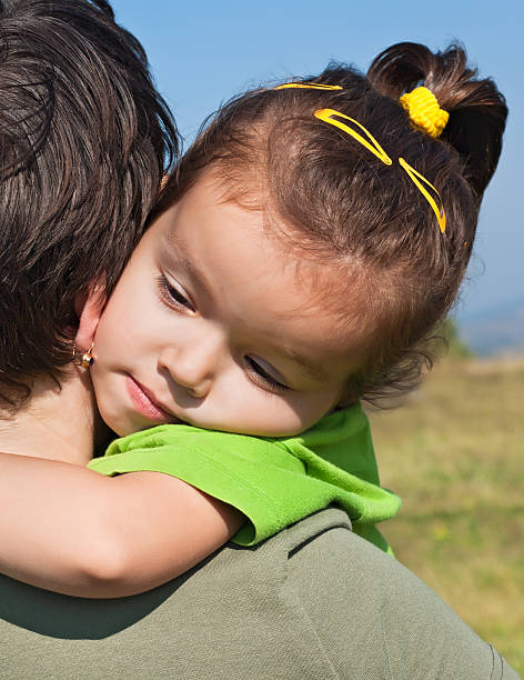 istock Little girl on her mother's shoulder 471709263