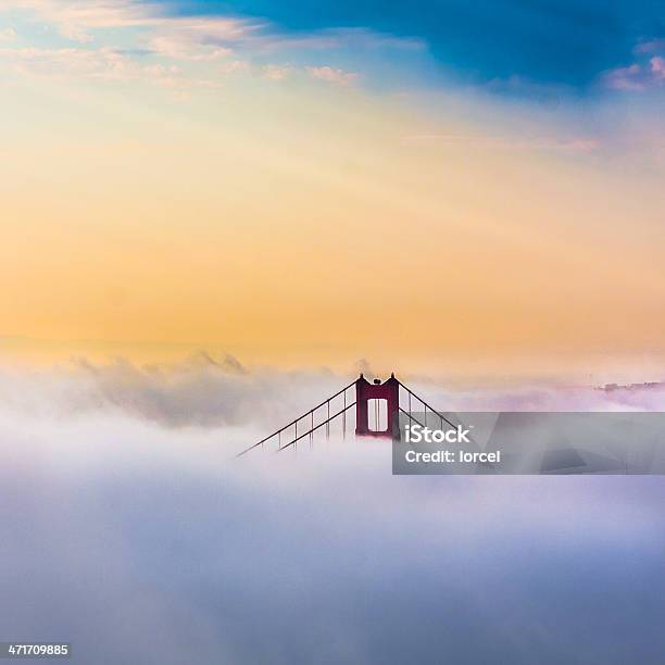 Photo libre de droit de Le Golden Gate Bridge Audessus Des Nuages Après Le Lever De Soleil À San Francisco banque d'images et plus d'images libres de droit de Architecture