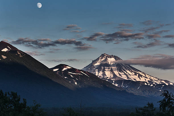 istock Mountain Landscape of Kamchatka: Viliuchinsky Volcano 471710101