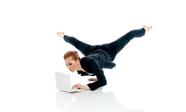 conceito de busyness-empresário posando com pc - flexibility business gymnastics exercising - fotografias e filmes do acervo