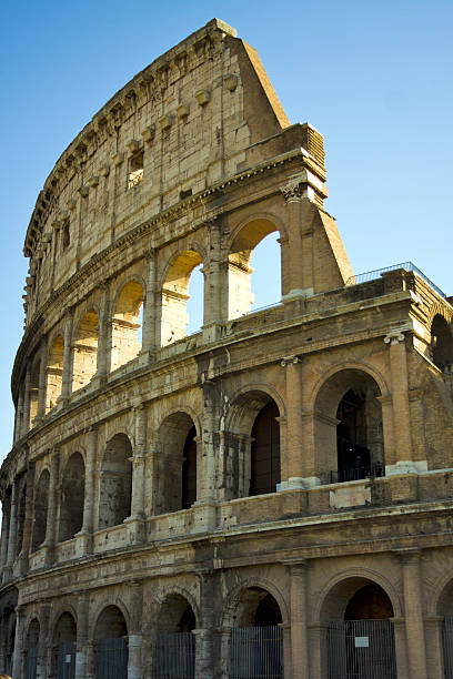 parte del colosseo a roma, italia - sundow foto e immagini stock