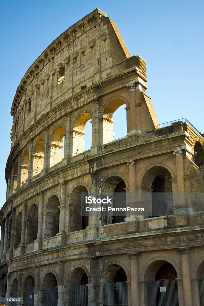Parte do Coliseu, em Roma, Itália - Foto de stock de Amuado royalty-free