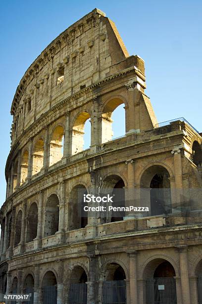 Foto de Parte Do Coliseu Em Roma Itália e mais fotos de stock de Amuado - Amuado, Antigo, Arcaico